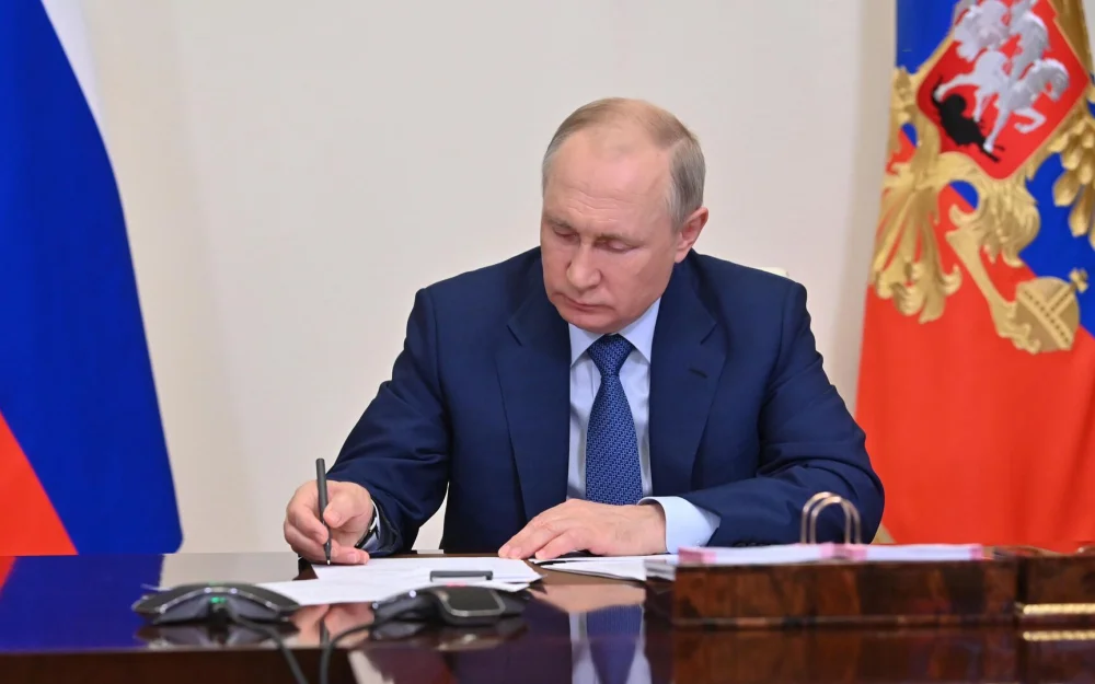 Путин ввел в состав комиссии Совбеза первого замглавы СК и Роскосмоса