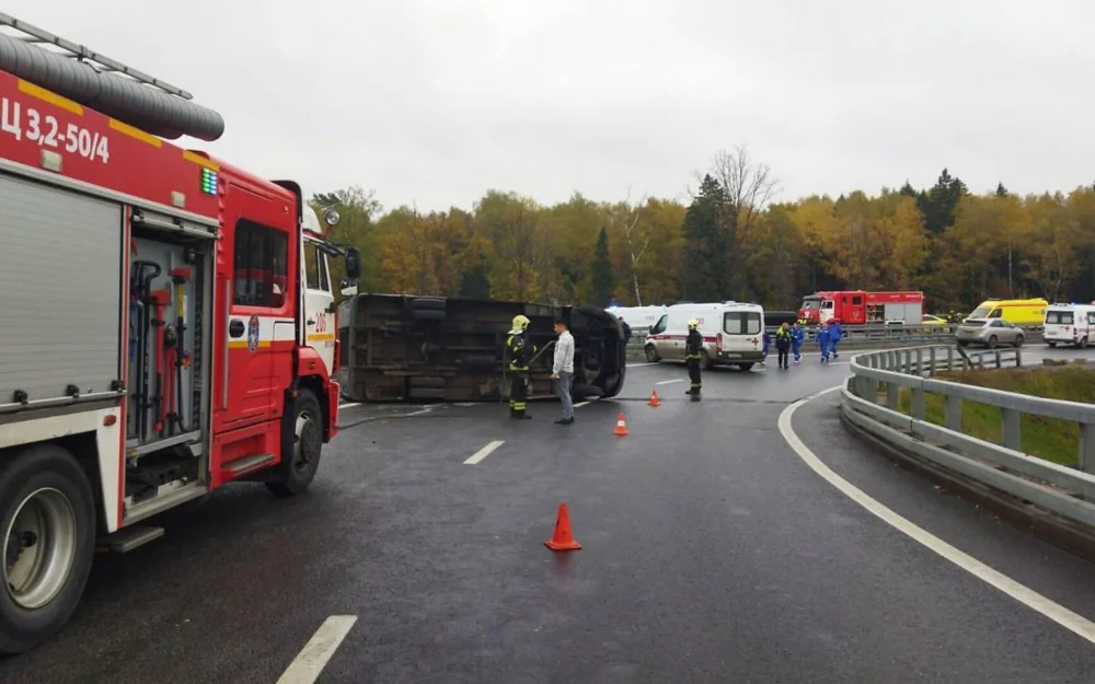 На Киевском шоссе около Внуково в ДТП опрокинулся автомобиль