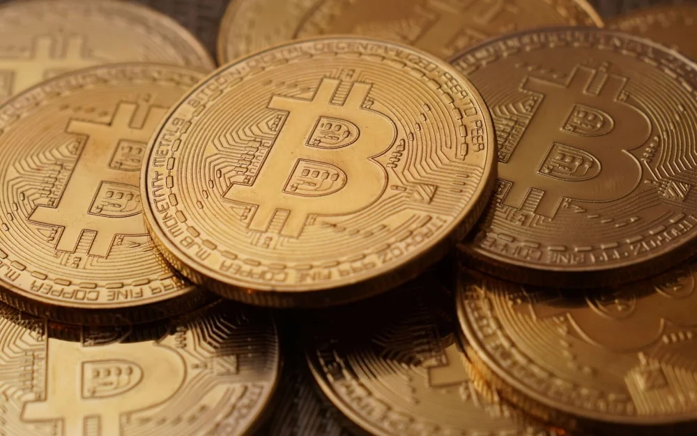 Стоимость биткоина упала до 99,832 тысячи долларов