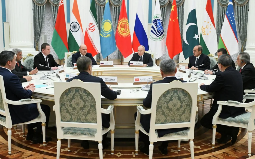 Путин провел встречу с главами правительств стран — членов ШОС