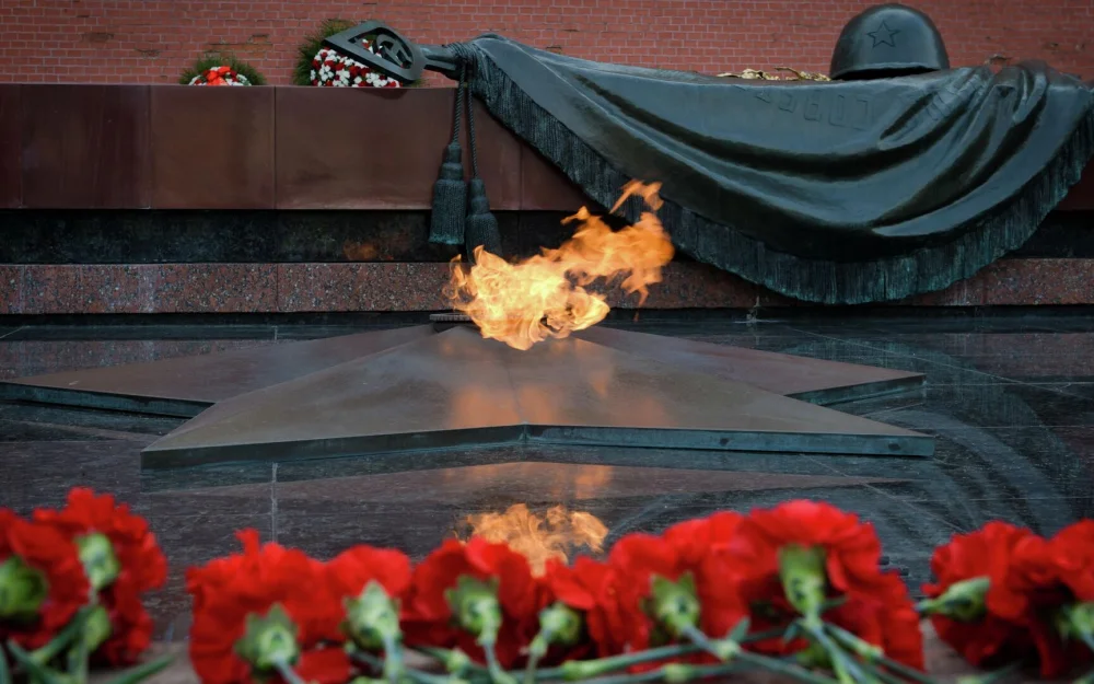 Секретари Совбезов стран СНГ возложили цветы к Могиле Неизвестного Солдата