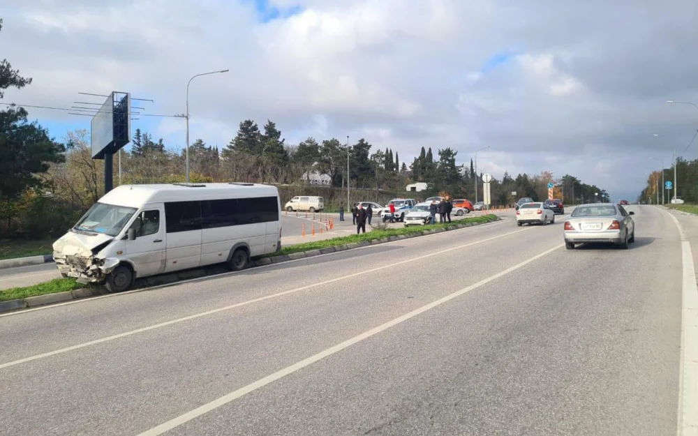 Рейсовый микроавтобус попал в ДТП в Севастополе, есть пострадавшие
