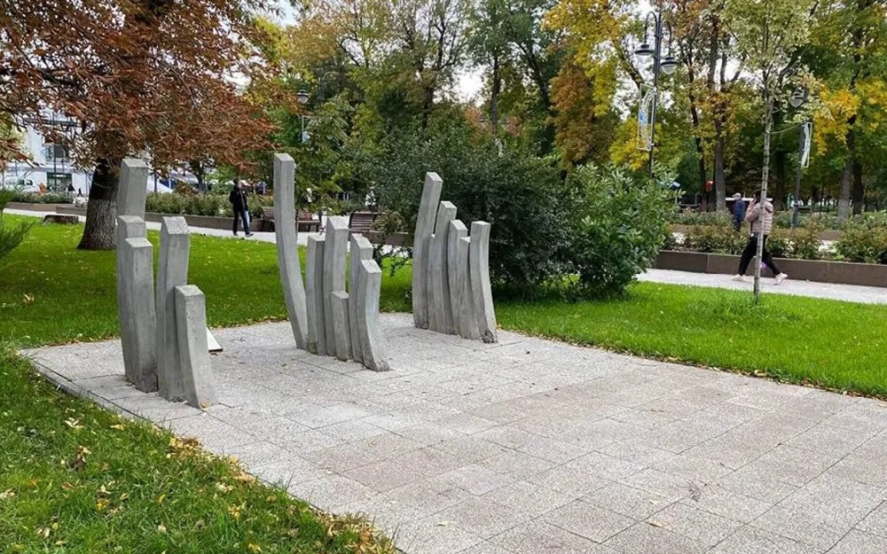 В Саратове снесли памятник против семейного насилия