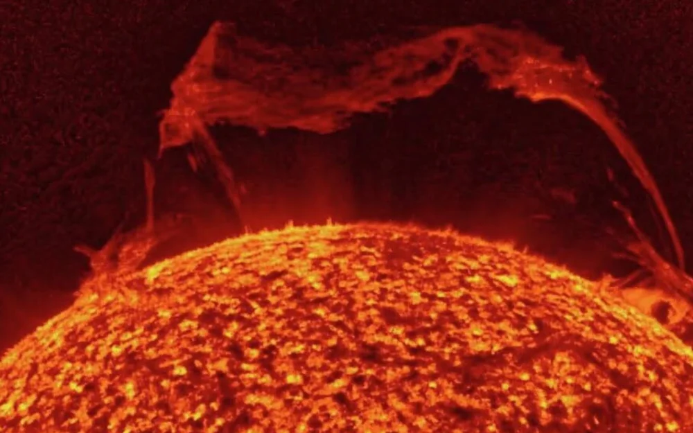 От Солнца оторвался гигантский протуберанец