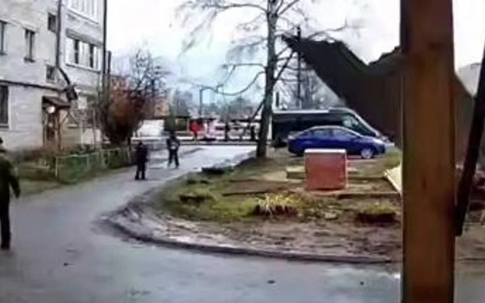 В Йошкар-Оле несколько листов шифера упали с крыши, едва не задев прохожего