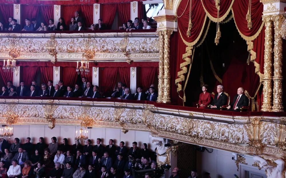 Путин и Токаев общаются с артистами после гала-концерта