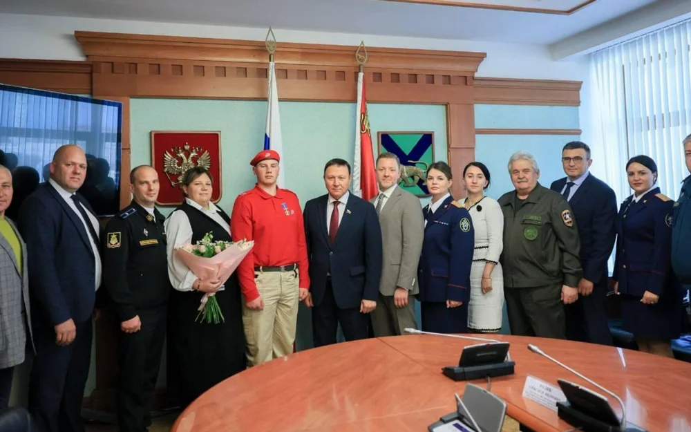 Школьника в Приморье наградили за спасение пятерых женщин от медведя