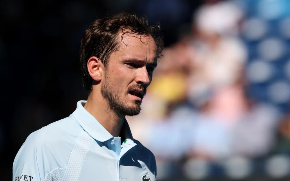 Медведев проиграл Звереву и не смог выйти в полуфинал Мастерса в Париже