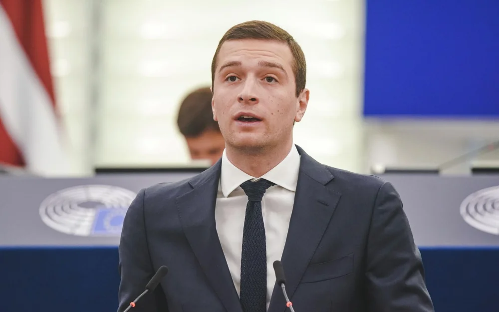 Лидеру французской партии разбили об голову яйцо