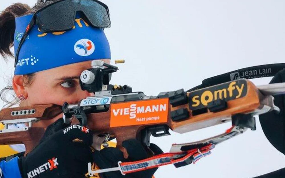 Осужденную за кражу биатлонистку Симон отстранили на месяц