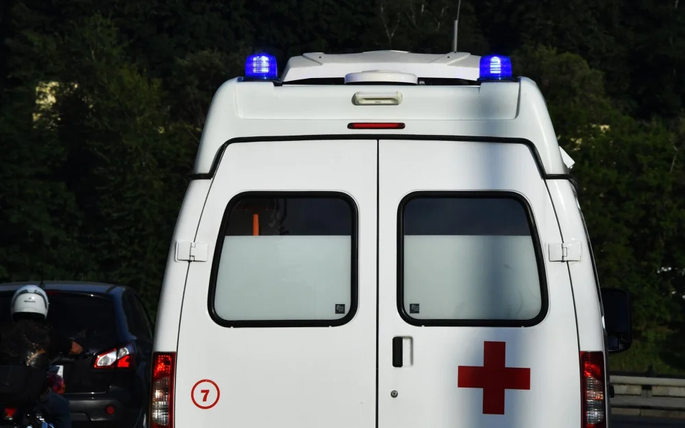 В Москве два автомобиля наехали на мужчину в инвалидном кресле