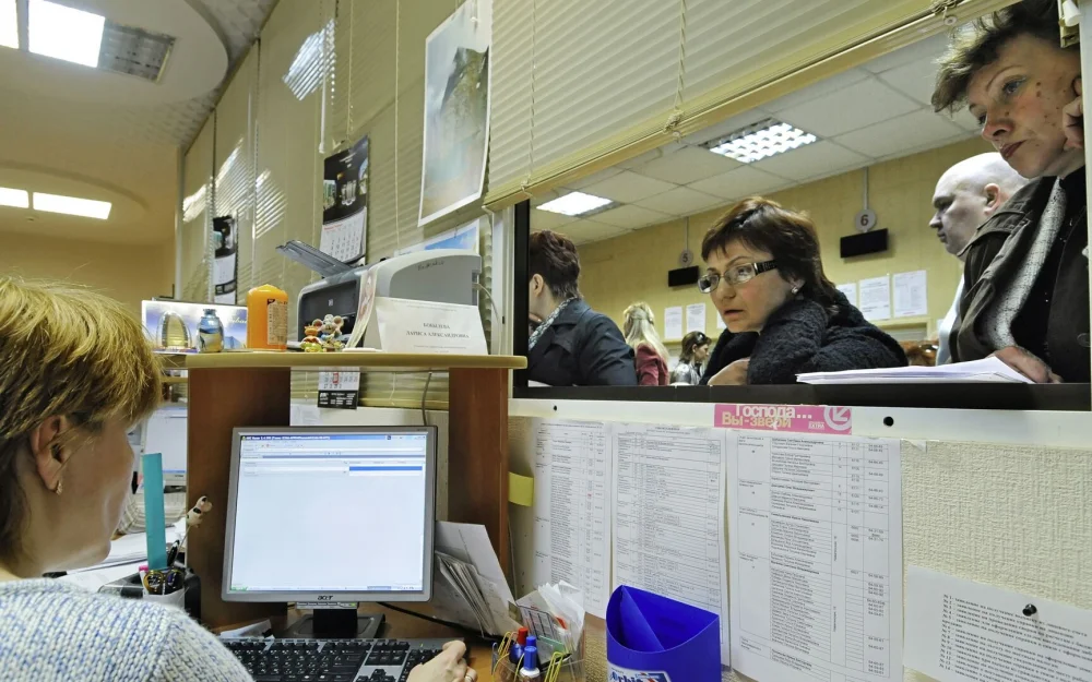 ФНС объяснила, почему изменились суммы в налоговых уведомлениях россиян