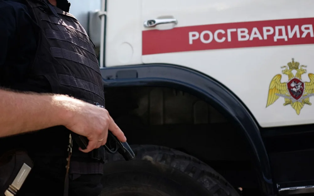 В Свердловской области Росгвардия пытается задержать неадекватного мужчину