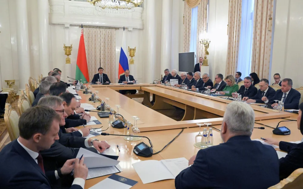 Белоруссия поддержит усилия по урегулированию на Украине, заявил глава МИД