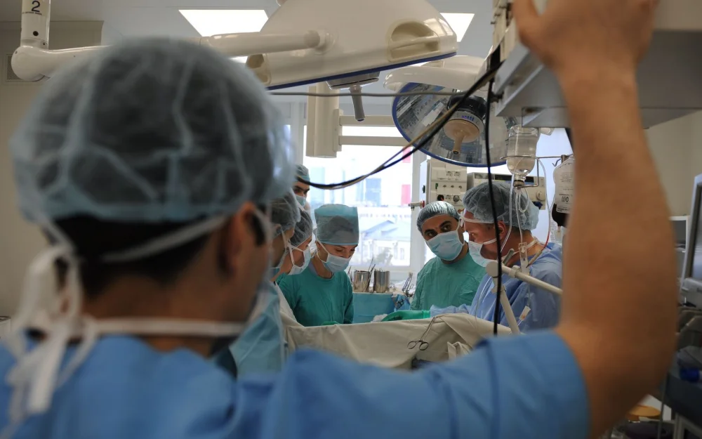 В Приморье впервые в ДФО оперировали щитовидку через подмышечную впадину