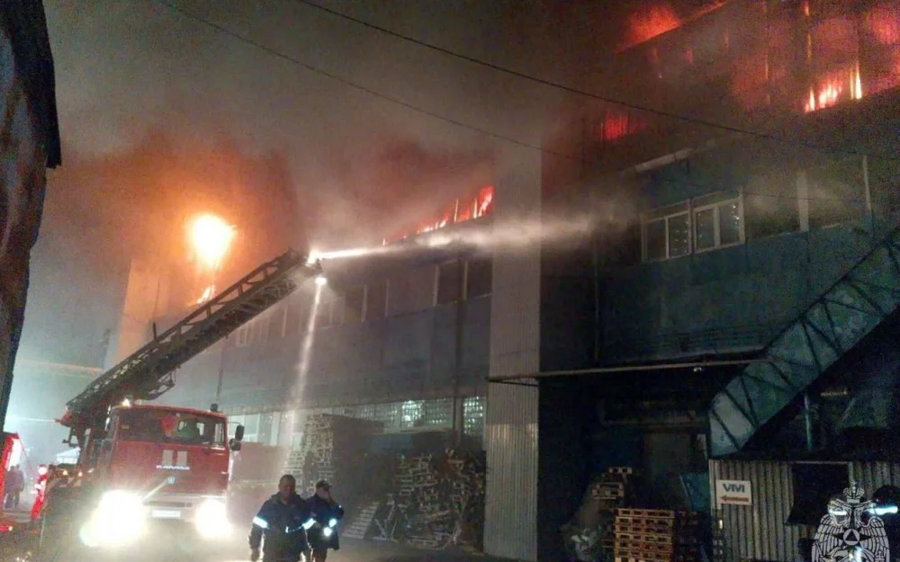 В центре Ростова-на-Дону увеличилась площадь пожара на складе