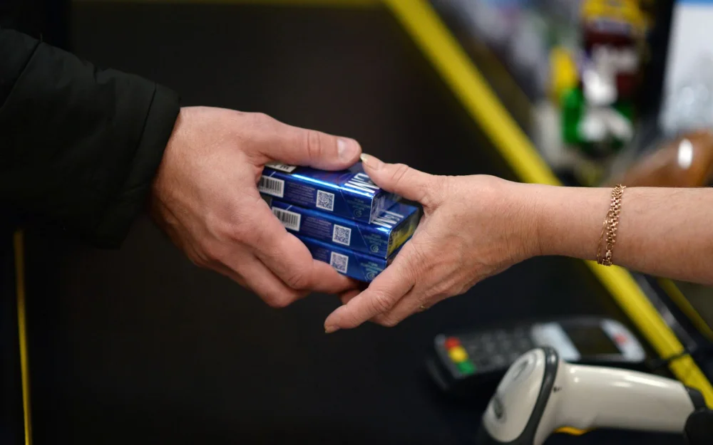 Продажи сигарет в России упали за год почти на четверть