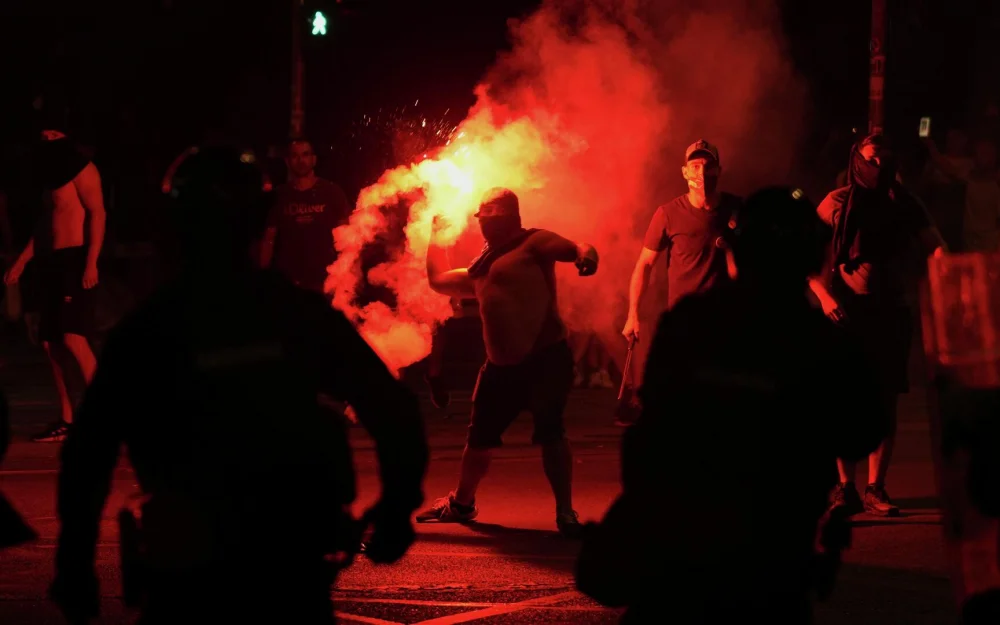 Вучич обвинил протестующих в нападении на палаточный лагерь в Белграде