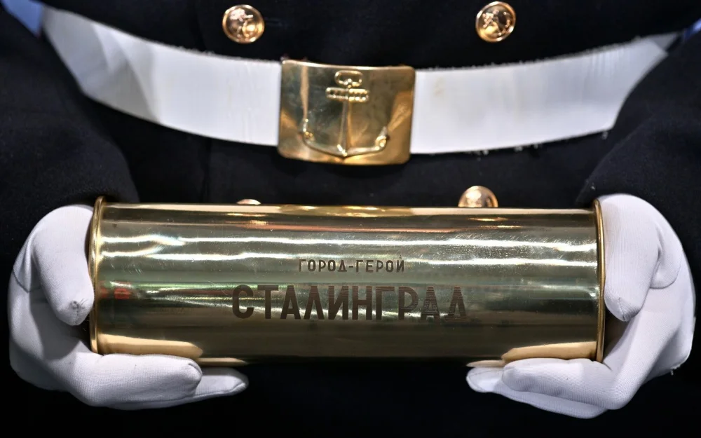 Бочаров поблагодарил Путина за присвоение ледоколу имени Сталинград