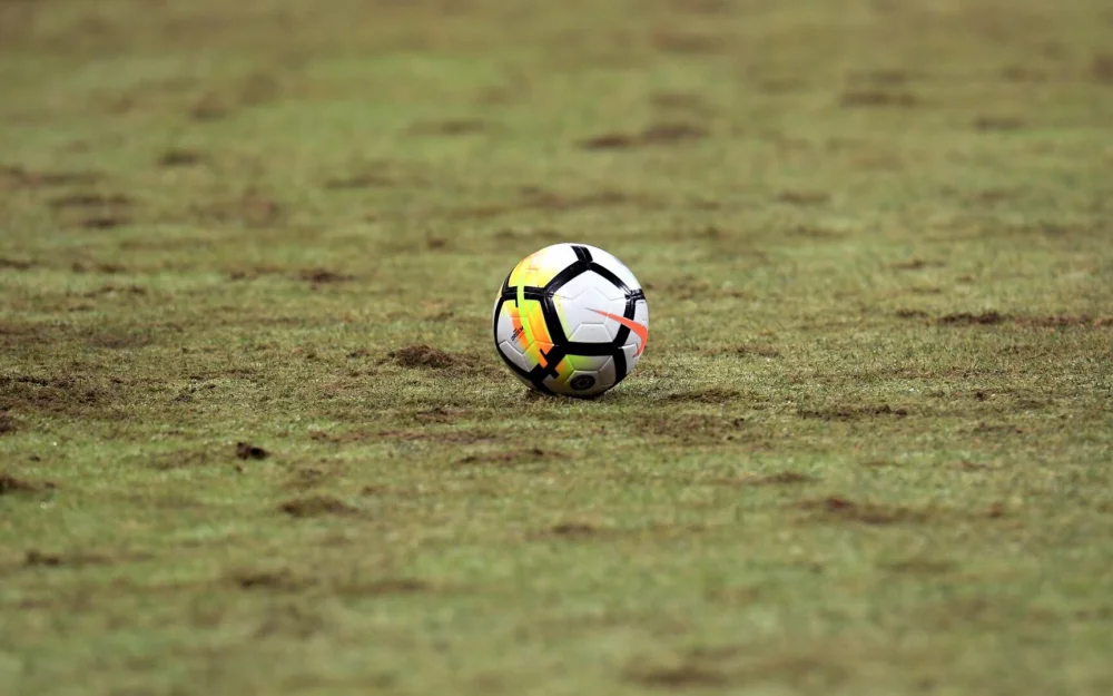 Ключ от машины застрял во лбу футболиста во время драки на матче