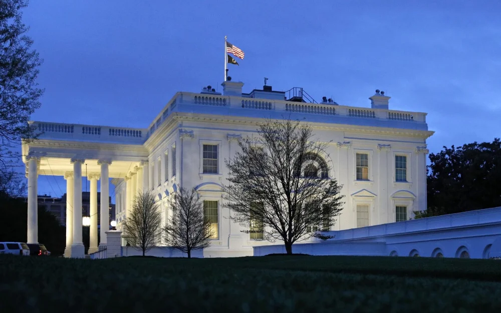 Действия Трампа в адрес Венесуэлы ускоряют упадок США, заявил Дотком