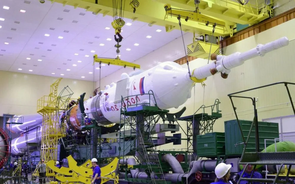 На космодроме Байконур завершили сборку ракеты Союз-2.1а