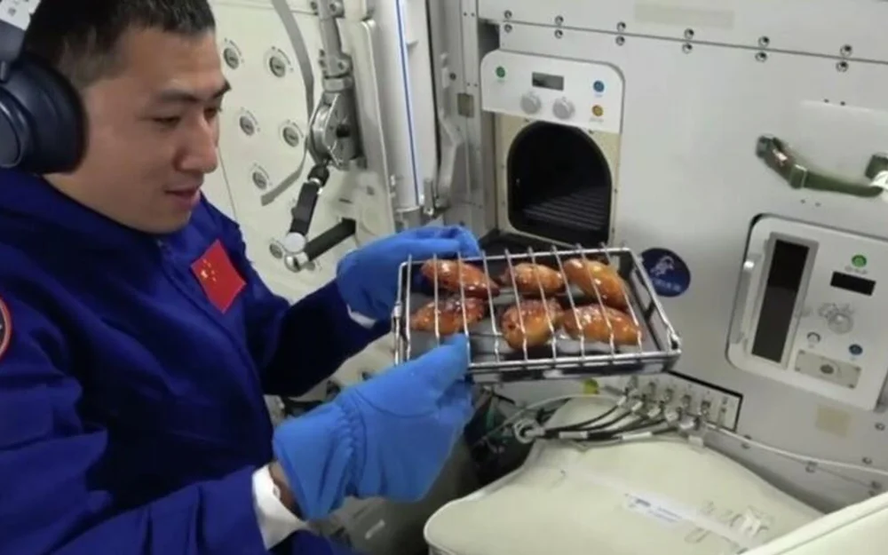 Китайские космонавты впервые приготовили барбекю на орбите, сообщили СМИ