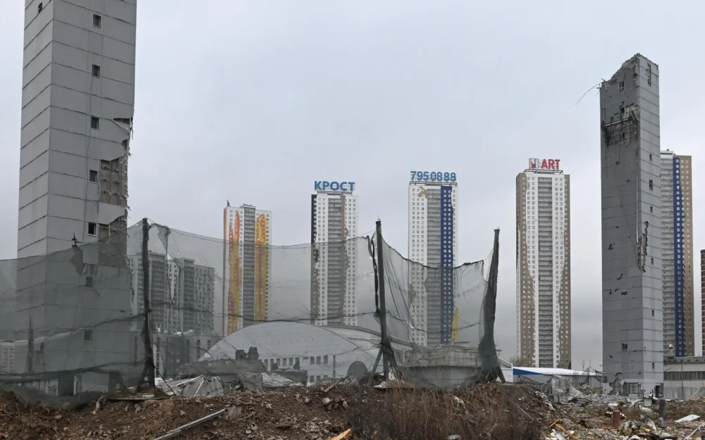 Остекление шести квартир повреждено при обрушении колонны Снежкома