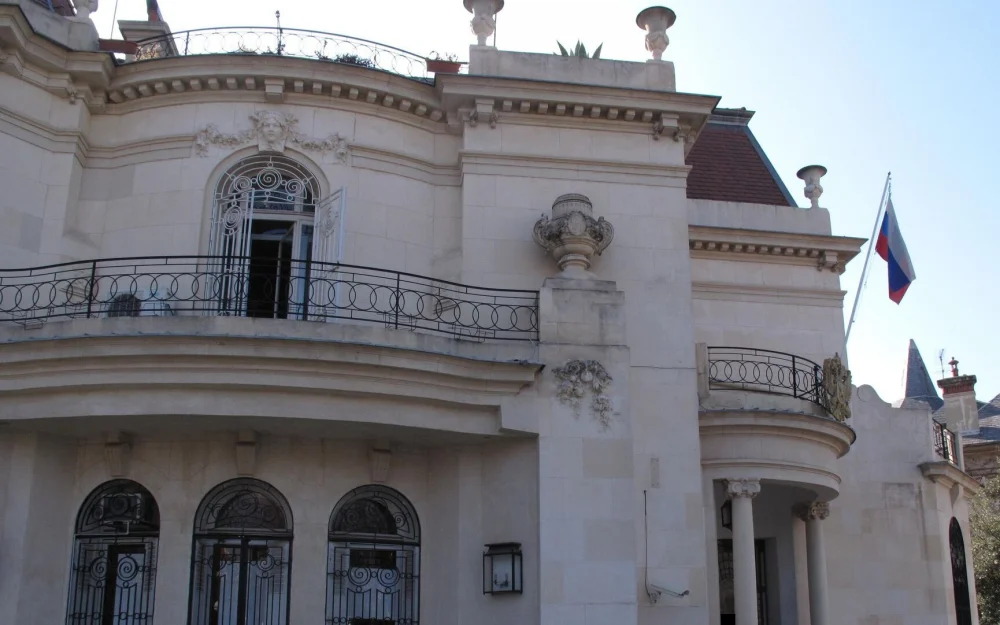 Власти Марселя сняли охрану с консульства России