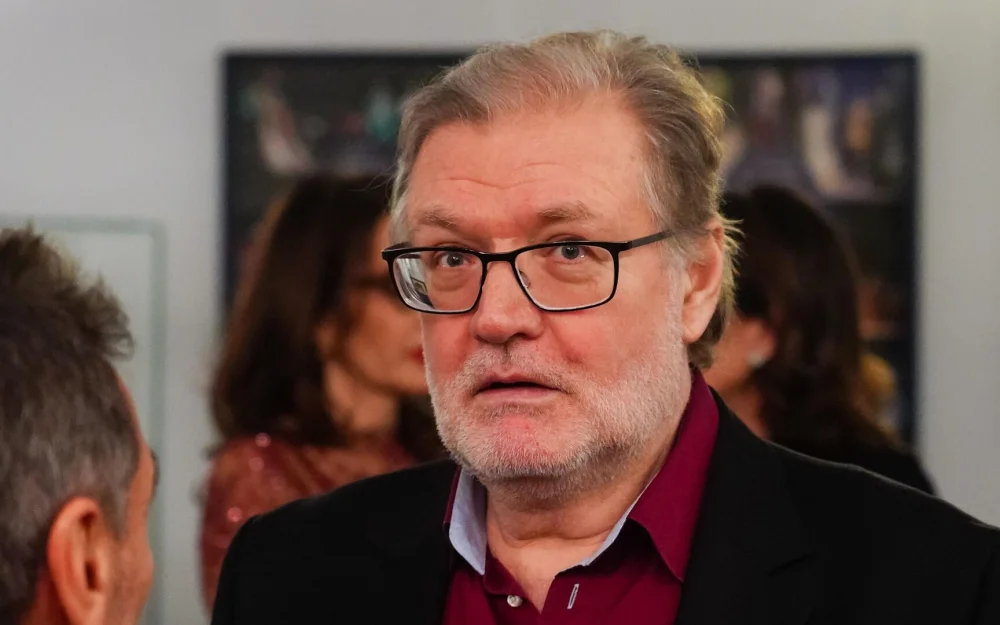 Люди приходят к театру Вахтангова, чтобы проститься с Владимиром Симоновым