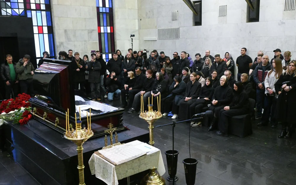 Друзья и коллеги Попова приходят к ЦКБ в Москве, где простятся с артистом