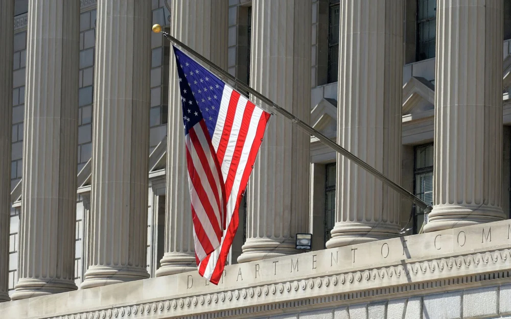 Трамп хочет купить склады для размещения нелегальных мигрантов, пишет NBC