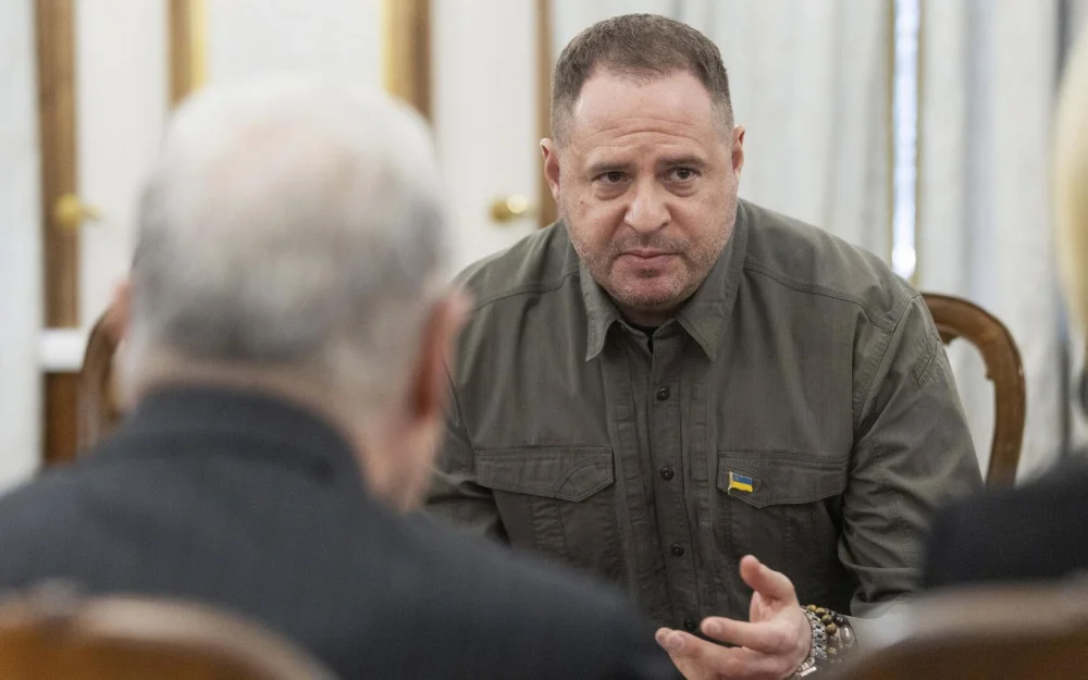 СМИ: окружение Зеленского советует ему уволить Ермака из-за скандала