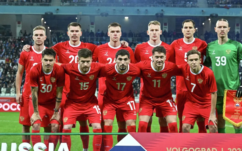 Российская сборная опустилась на 33-ю строчку в рейтинге ФИФА