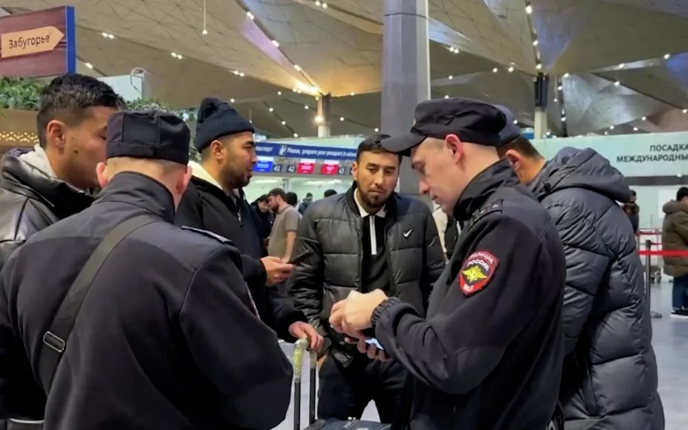 В российских аэропортах заработали первые 12 пунктов миграционного контроля