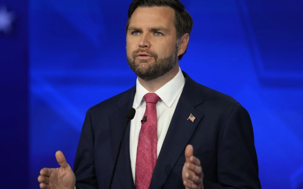 Вэнс накормил американских военных десертом в виде Библии