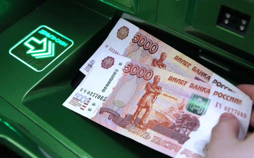 В России средняя зарплата превысила 150 тысяч рублей в 24 отраслях