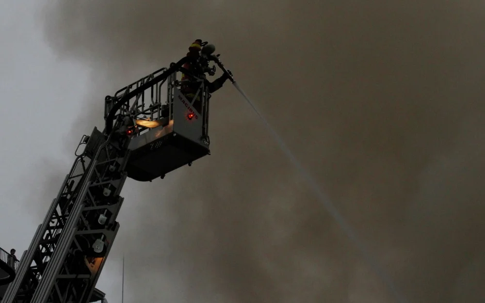 В Японии неделю не могут потушить крупный пожар