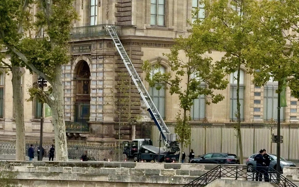 СМИ: балкон, через который грабители попали в Лувр, называли уязвимым