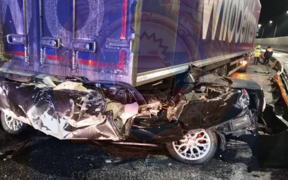 В Татарстане легковой автомобиль въехал в грузовик, есть погибшие