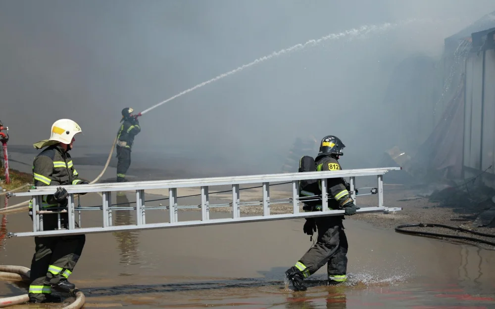 В Оренбурге ликвидировали горение на крыше жилого дома