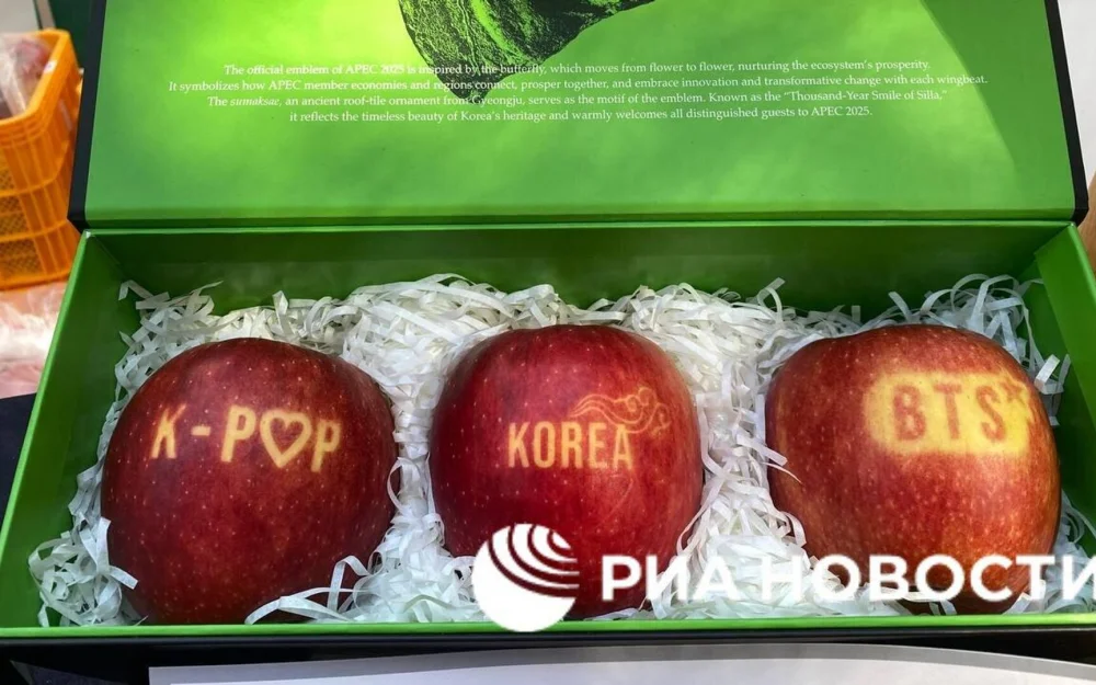 В кулуарах саммита АТЭС угощают яблоками с символикой k-pop и BTS