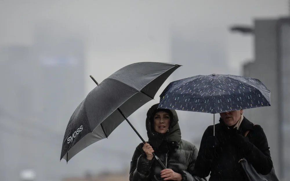 Москвичей призвали использовать для поездок городской транспорт из-за дождя