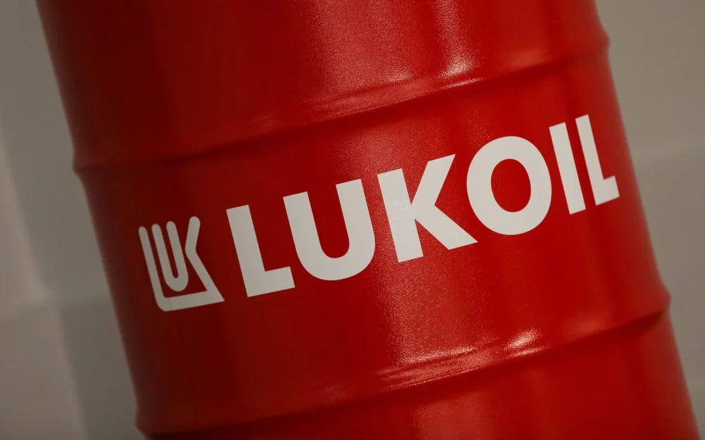 Акции Лукойла утром подешевели после  отказа Gunvor покупать активы