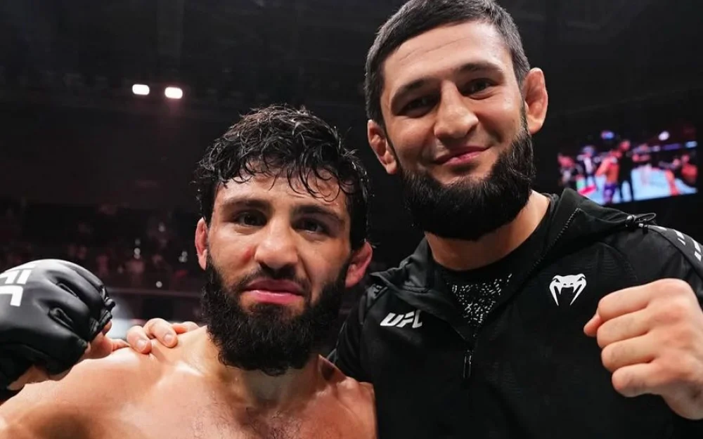 Арман Царукян задушил Дэна Хукера и заявил о правах на титульный бой