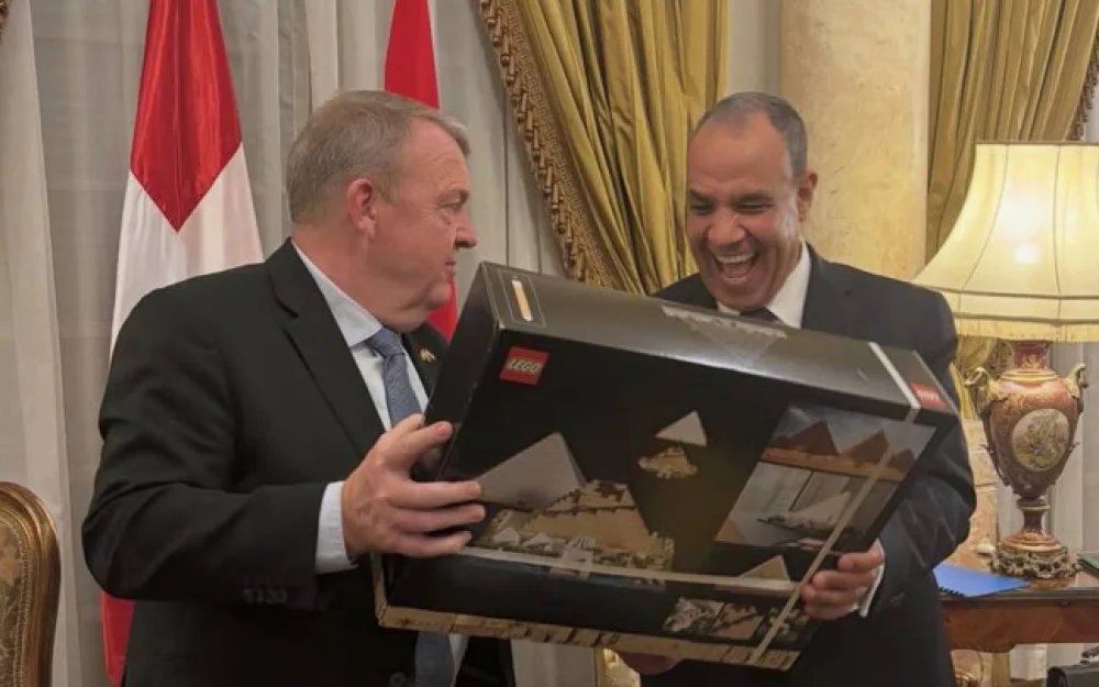 Глава МИД Дании подарил коллеге из Египта LEGO с пирамидой Гизы