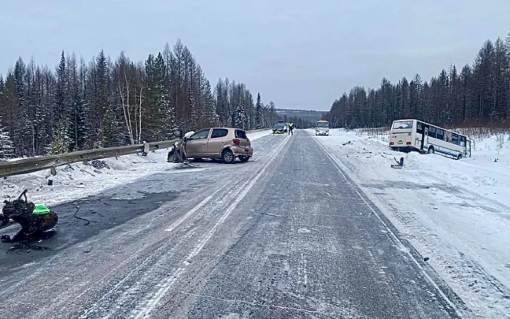 В ДТП с пассажирским автобусом на трассе в Якутии пострадали 3 человека