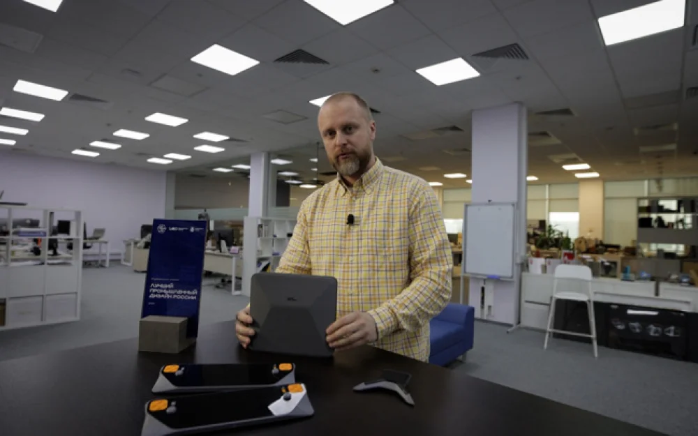 Дизайнеры в РФ создали консоль-трансформер c силуэтом железобетонного забора