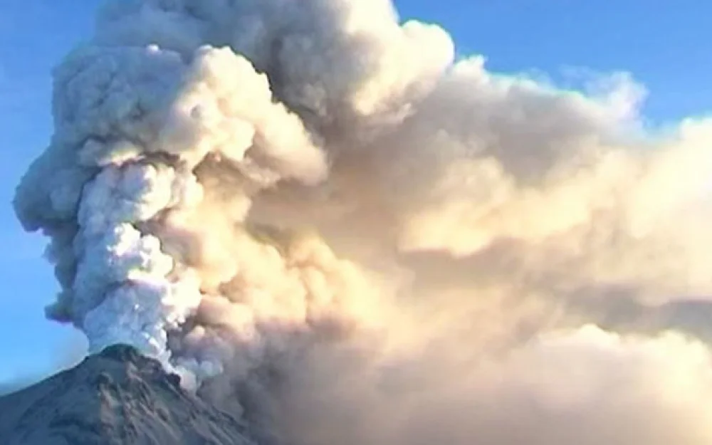 Пепловое облако вулкана Безымянный на Камчатке сместилось на тысячу км