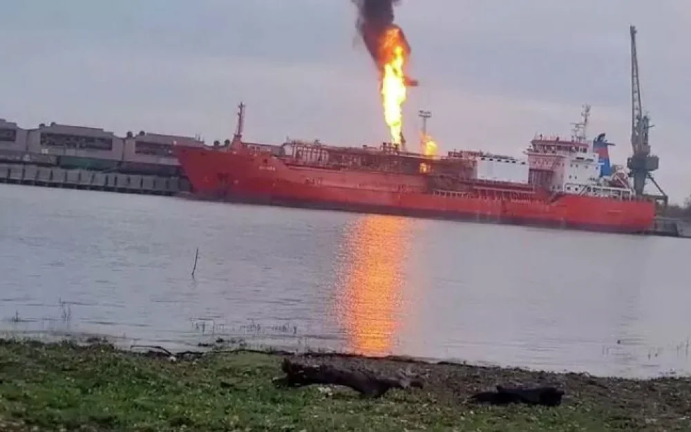 В румынском Плауру объявили эвакуацию из-за возгорания танкера на Украине